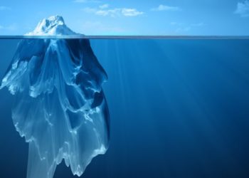 iceberg dans l'océan avec une partie émergente et immergée, référence à la culture agile dont on ne voit que le bout