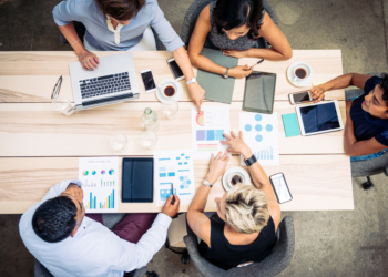 un groupe en formation en entreprise autour d'une table
