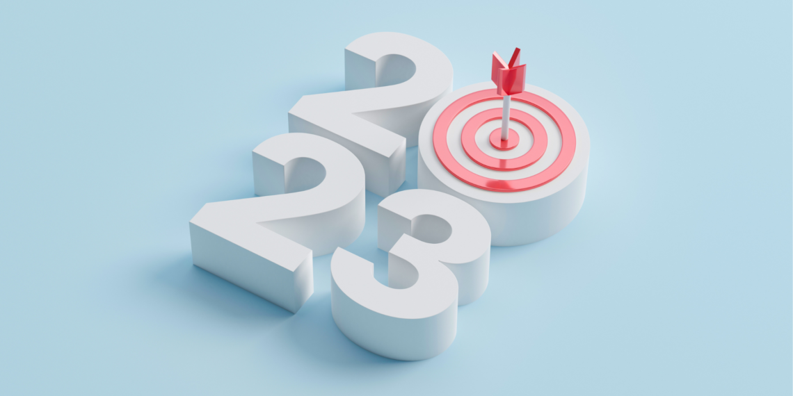 2023 en blanc sur un fond bleu