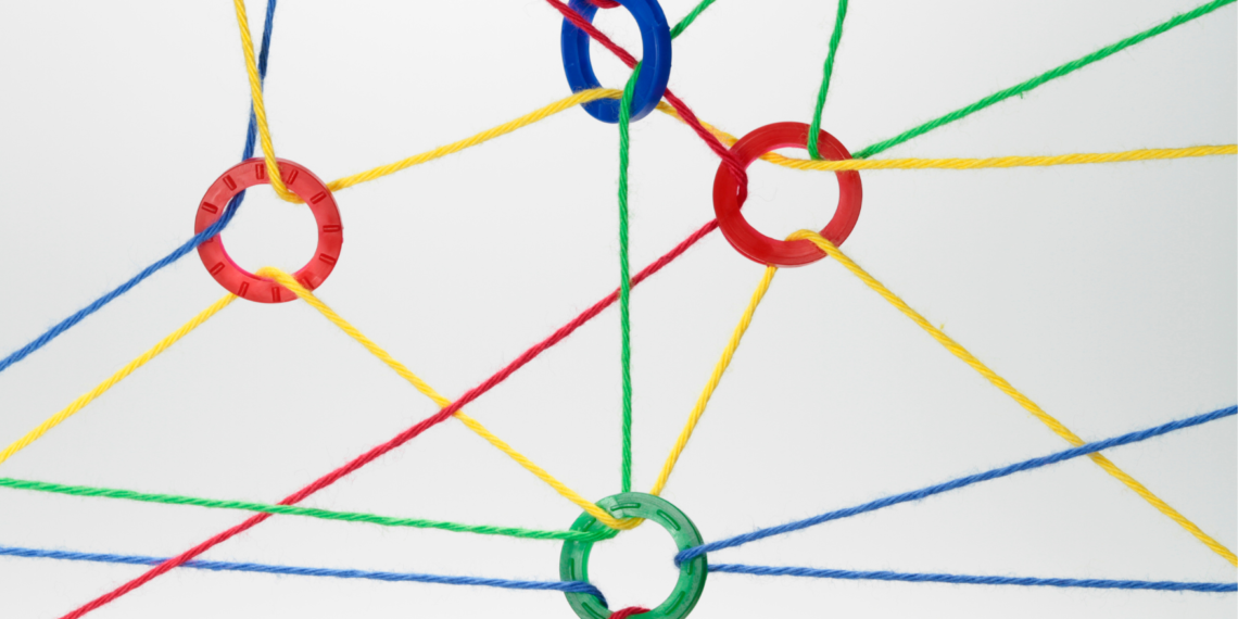 des cercles reliés par des fils de toutes les couleurs