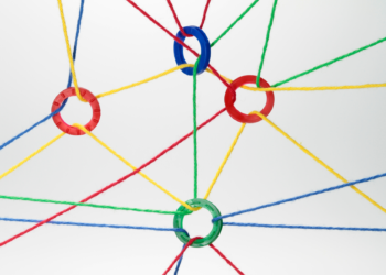 des cercles reliés par des fils de toutes les couleurs