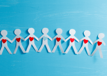 8 petits bonhommes en papiers avec un coeur rouge et 4 un coeur bleu sur un fond bleu