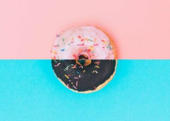 een half aardbei half chocolade donut