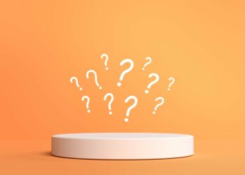 Socle blanc avec des points d'interrogations qui le survole sur un fond organge