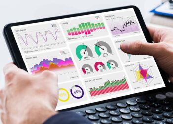 Une personne sur une tablette avec sur l'écran des graphiques