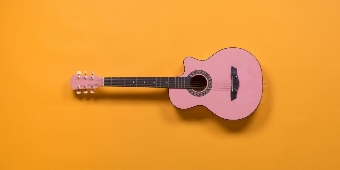 guitare rose sur fond orange