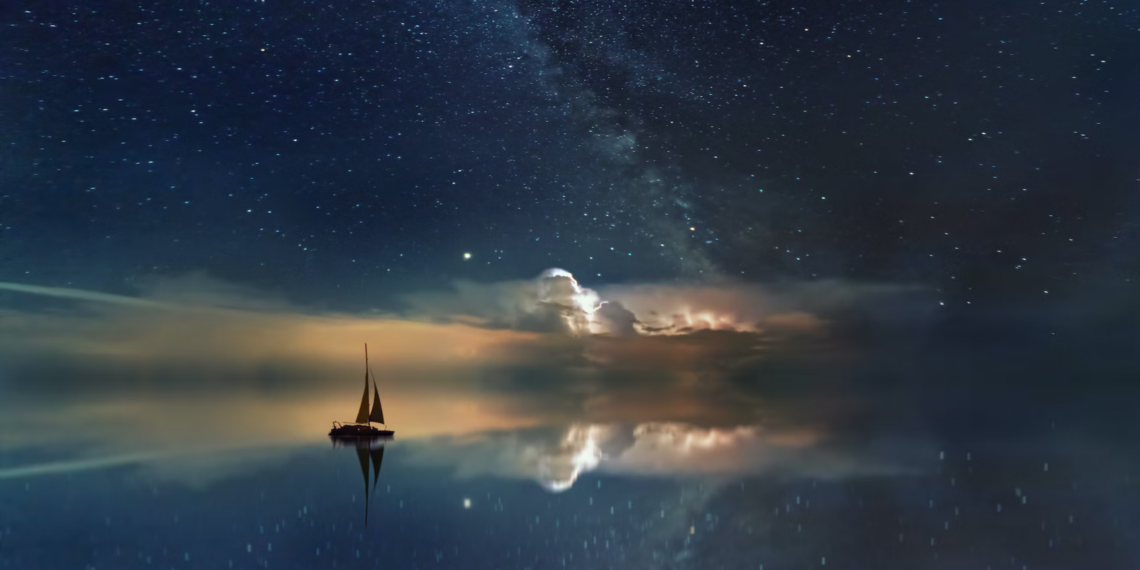 Une scène captivante au crépuscule : sur un fond céleste marron doré, un bateau courageux brave le brouillard mystique de l'océan. La rencontre entre les eaux envoûtantes et le ciel crée une atmosphère irréelle, fusionnant les éléments dans une danse poétique au cœur de la nature.