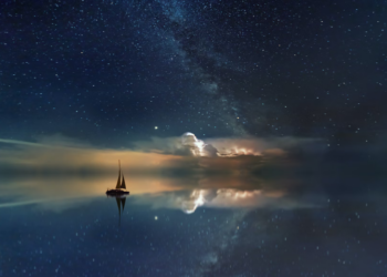 Une scène captivante au crépuscule : sur un fond céleste marron doré, un bateau courageux brave le brouillard mystique de l'océan. La rencontre entre les eaux envoûtantes et le ciel crée une atmosphère irréelle, fusionnant les éléments dans une danse poétique au cœur de la nature.