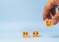 cubes en bois avec dessins d'émotions