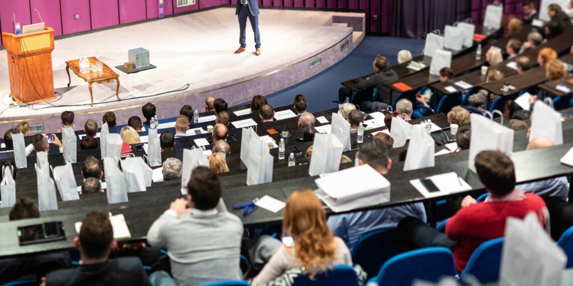 Personnes dans une salle regardant une conférence