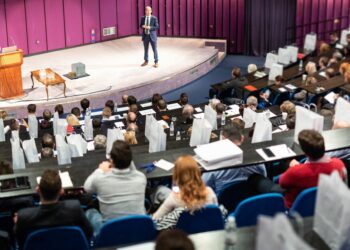 Personnes dans une salle regardant une conférence