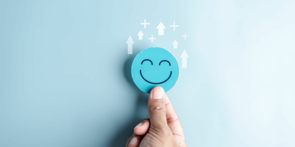 main qui tient un smiley avec des fleches au dessus