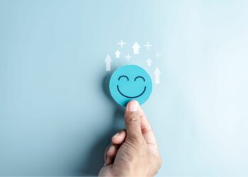 main qui tient un smiley avec des fleches au dessus
