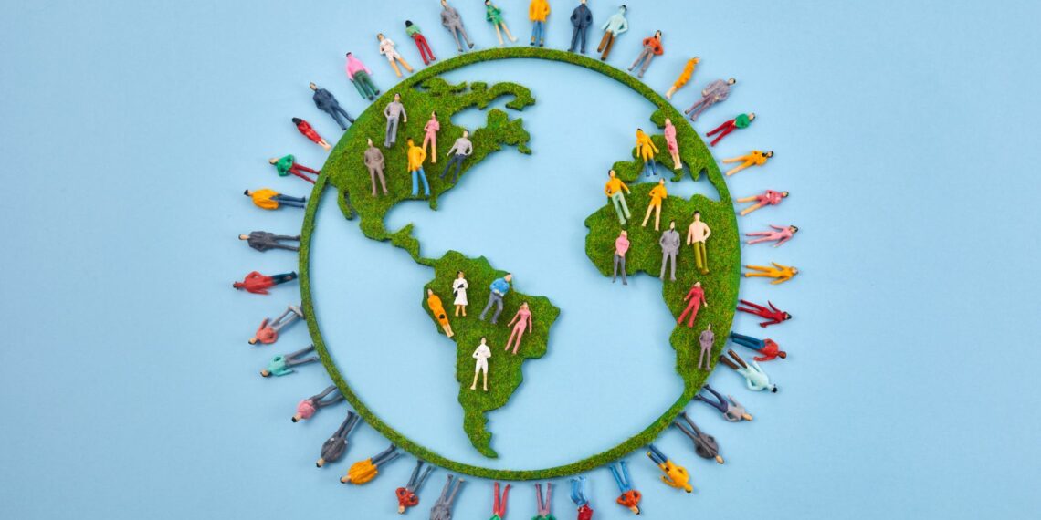 Une carte de la Terre avec des figurines colorées représentant des personnes autour des continents verts sur fond bleu.