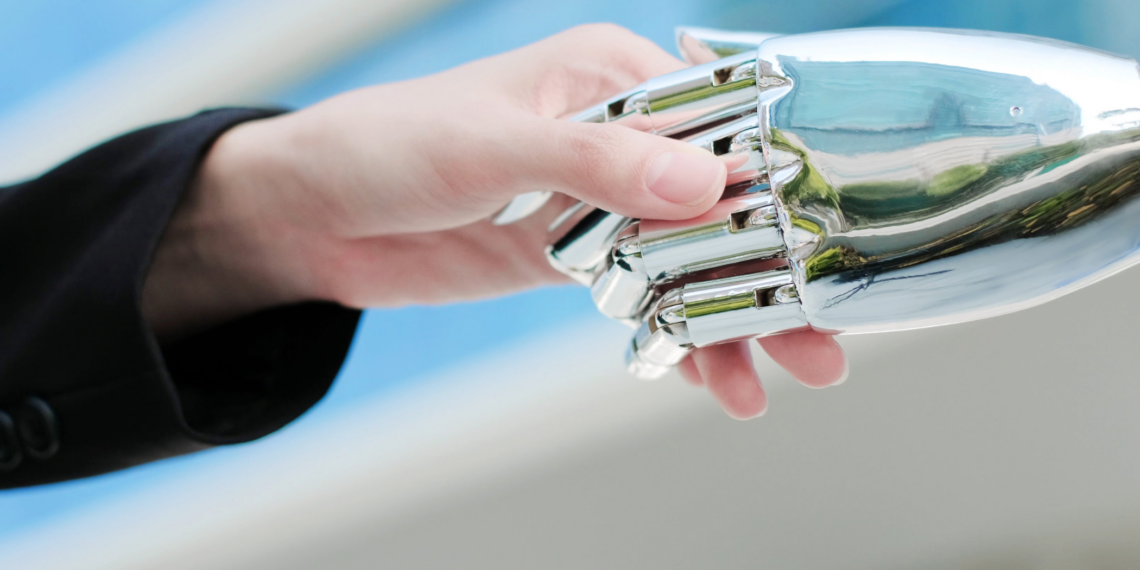 Une main humaine et un robot se touchent
