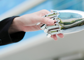 Une main humaine et un robot se touchent