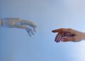 un robot et une main qui se touche